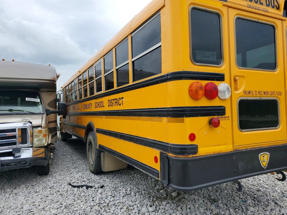 2006 Ic VIN 4DRBUAAN96B258233 COPART salvage auction — HAIL, Ne - Cert Of Title-Salvage, sold $575 on 2026-09-03 (photo 2)