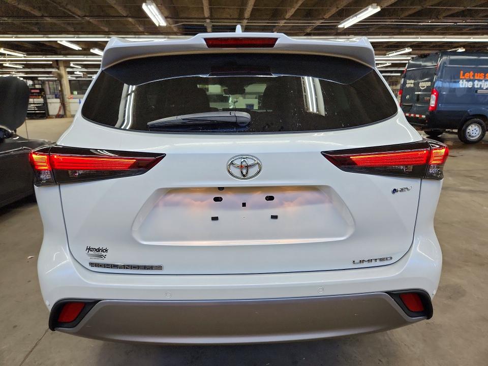 2025 Toyota Highlander hybrid VIN 5TDKBRCH8SS648596 COPART salvage auction — MINOR DENT/SCRATCHES, IN - CERT OF TITLE - REBUILT VEHICL, sold $37,000 on 2026-07-27 (photo 6)