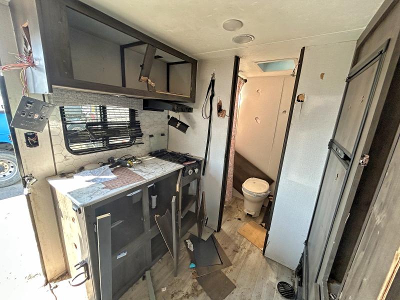 2022 Coach Clipper VIN 5ZT2CWEC0N3131676 COPART salvage auction — VANDALISM, WA - BILL OF SALE, sold $1,500 on 2026-10-01 (photo 8)