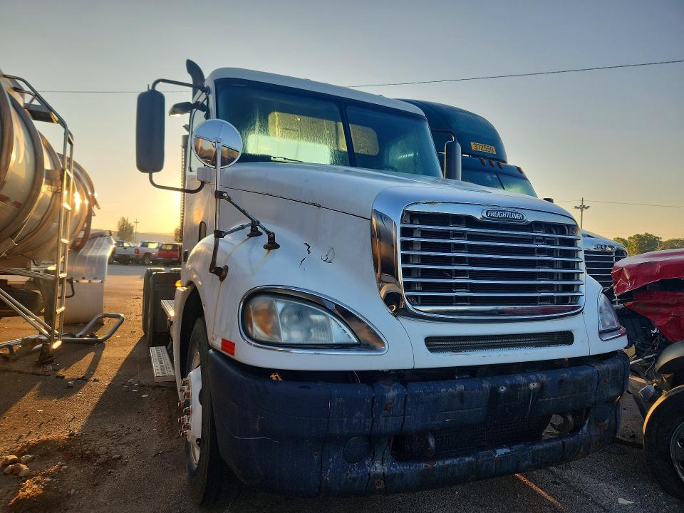 2007 Freightliner Columbia VIN 1FUJA6CG67LX74543 COPART salvage auction — MECHANICAL, OH - CERTIFICATE OF TITLE, sold $6,600 on 2026-09-15 (photo 4)