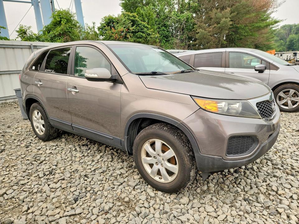 2013 Kia Sorento VIN 5XYKT3A1XDG330141 COPART salvage auction — MINOR DENT/SCRATCHES, NJ - CERTIFICATE OF TITLE, sold $1,800 on 2026-07-20 (photo 4)