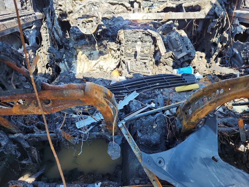 2013 Mercedes-benz C class VIN WDDGF4HBXDA743491 COPART salvage auction — BURN, On - Permit Irrepairable, sold $325 on 2026-07-30 (photo 8)
