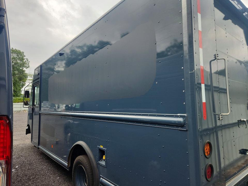2019 Ford E-450 VIN 1FC3E4K69KDC48993 COPART salvage auction — MINOR DENT/SCRATCHES, MA - CERTIFICATE OF TITLE, sold $14,900 on 2026-09-02 (photo 2)