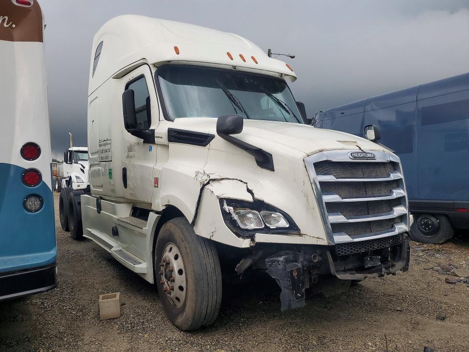 2018 Freightliner All other VIN 3AKJHHDR7JSKC8414 COPART salvage auction — MINOR DENT/SCRATCHES, NJ - CERTIFICATE OF TITLE, sold $5,900 on 2026-07-30 (photo 4)