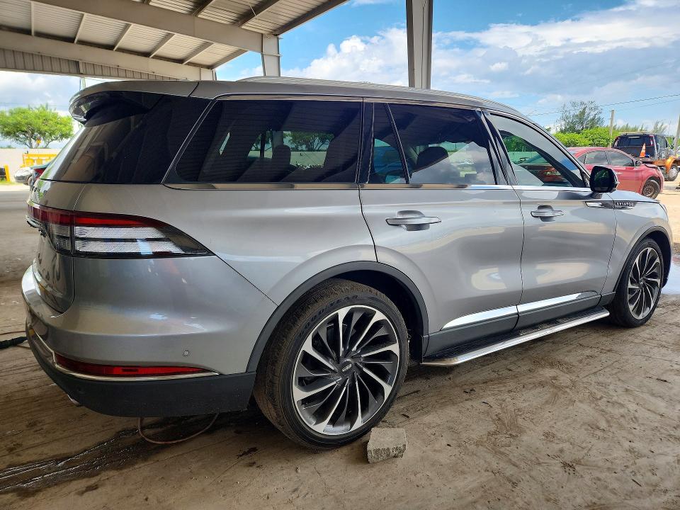 2020 Lincoln Aviator VIN 5LM5J7WCXLGL23845 COPART salvage auction — SIDE, Fl - Cert Of Title Slvg Rebuildable, sold $10,100 on 2026-09-06 (photo 3)