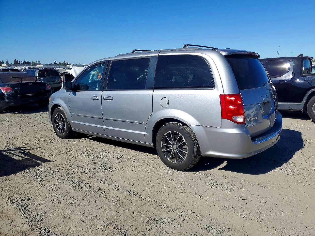 2016 Dodge Caravan VIN 2C4RDGEG5GR384836 COPART salvage auction — Side, Dv - Clean Title, sold $800 on 2026-09-17 (photo 2)