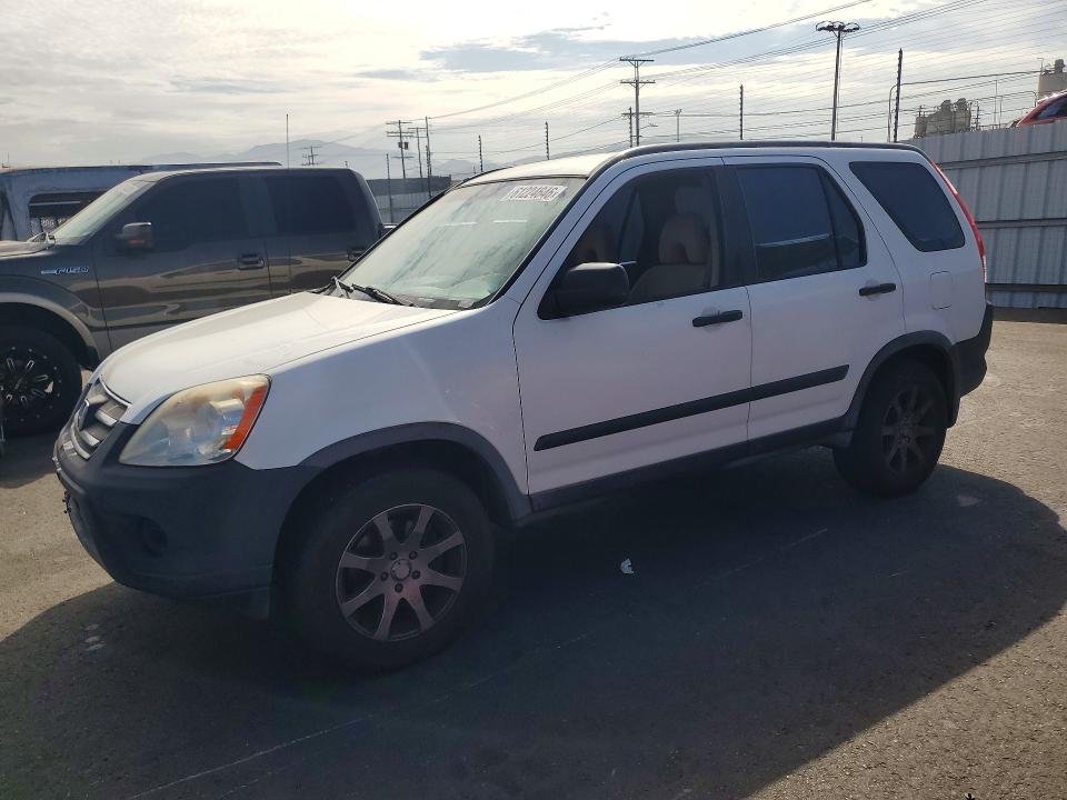2005 Honda Cr-v VIN JHLRD68565C003931 COPART salvage auction — MINOR DENT/SCRATCHES, Ca - Dis/Dlr/Exp Only Clean Title, sold $500 on 2026-07-22 (photo 1)