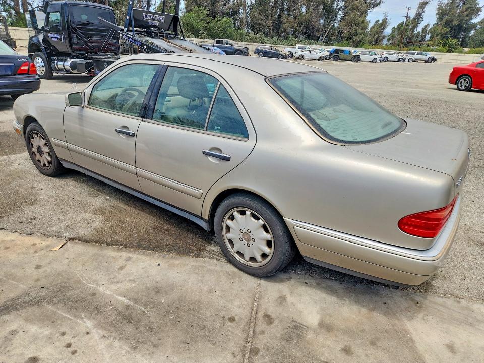 1999 Mercedes-benz E-class VIN WDBJF65H3XA900947 COPART salvage auction — MINOR DENT/SCRATCHES, Ca - Dis/Dlr/Exp Only Clean Title, sold $275 on 2026-07-17 (photo 2)