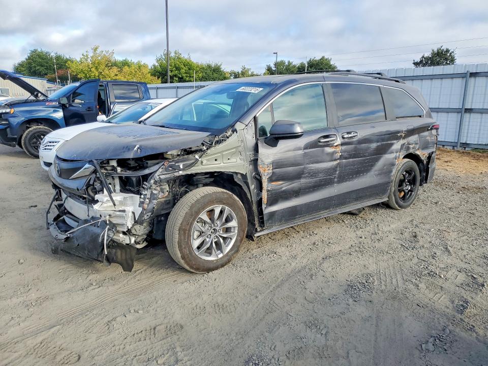 2025 Toyota Sienna VIN 5TDJSKFC6SS225955 COPART salvage auction — SIDE, Salvage Title, sold $12,600 on 2026-07-09 (photo 1)