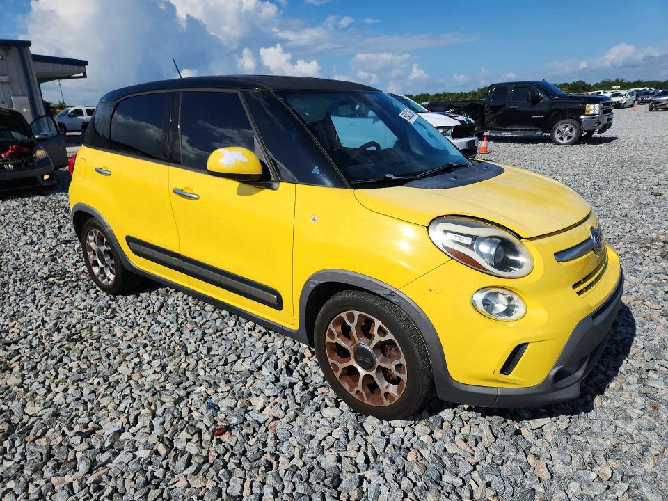 2014 Fiat 500l VIN ZFBCFADH4EZ023496 COPART salvage auction — REAR END, Salvage Title, sold $1,000 on 2026-08-11 (photo 4)