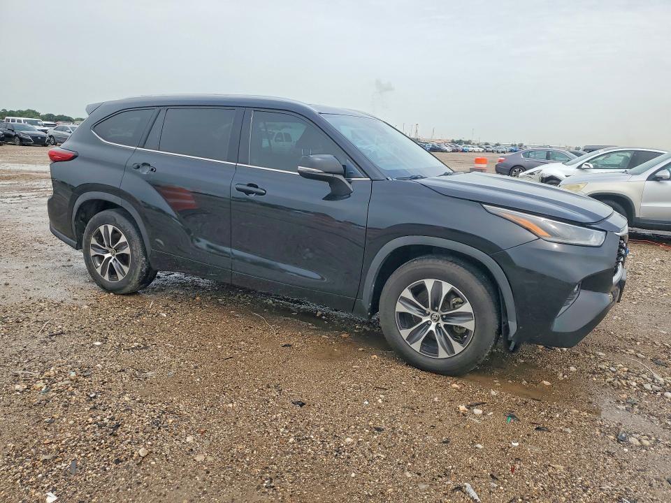 2021 Toyota Highlander VIN 5TDGZRAH1MS039907 COPART salvage auction — MINOR DENT/SCRATCHES, Tx - Certificate Of Title, sold $17,800 on 2026-07-29 (photo 4)