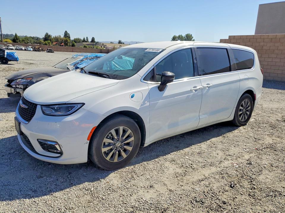 2025 Chrysler Pacifica VIN 2C4RC1S70SR500201 — COPART salvage auction photo
