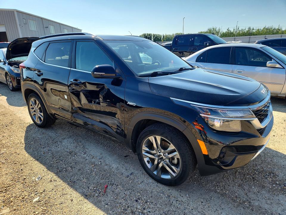 2022 Kia Seltos VIN KNDEUCAA8N7309216 COPART salvage auction — SIDE, AB - BOS - SALVAGE, sold $10,000 on 2026-08-06 (photo 4)