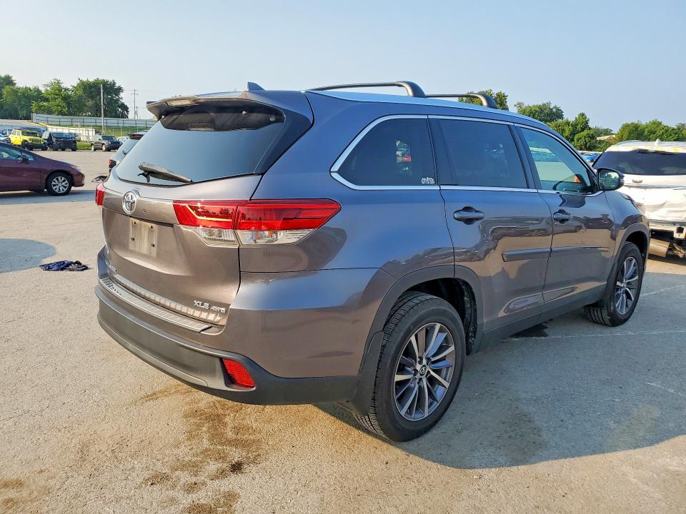 2019 Toyota Highlander VIN 5TDJZRFH9KS578819 COPART salvage auction — WATER/FLOOD, Mo - Salvage Certificate Of Title, sold $10,900 on 2026-08-21 (photo 3)