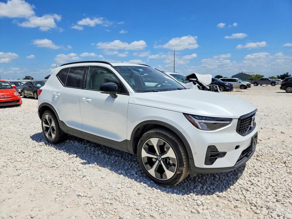 2023 Volvo Xc40 VIN YV4L12UW5P2952508 COPART salvage auction — REAR END, TX - SALVAGE VEHICLE TITLE, sold $12,900 on 2026-08-20 (photo 4)