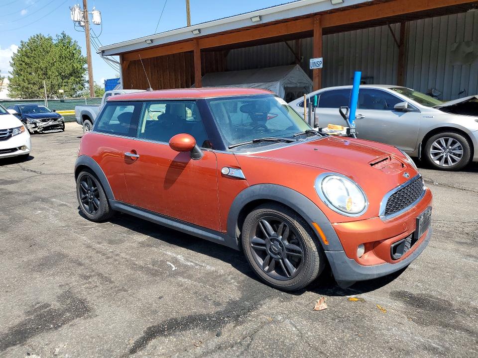 2013 Mini Hard top VIN WMWSV3C59DT389371 COPART salvage auction — MINOR DENT/SCRATCHES, Co - Dis/Dlr/Exp Only Clean Title, sold $1,250 on 2026-07-30 (photo 4)