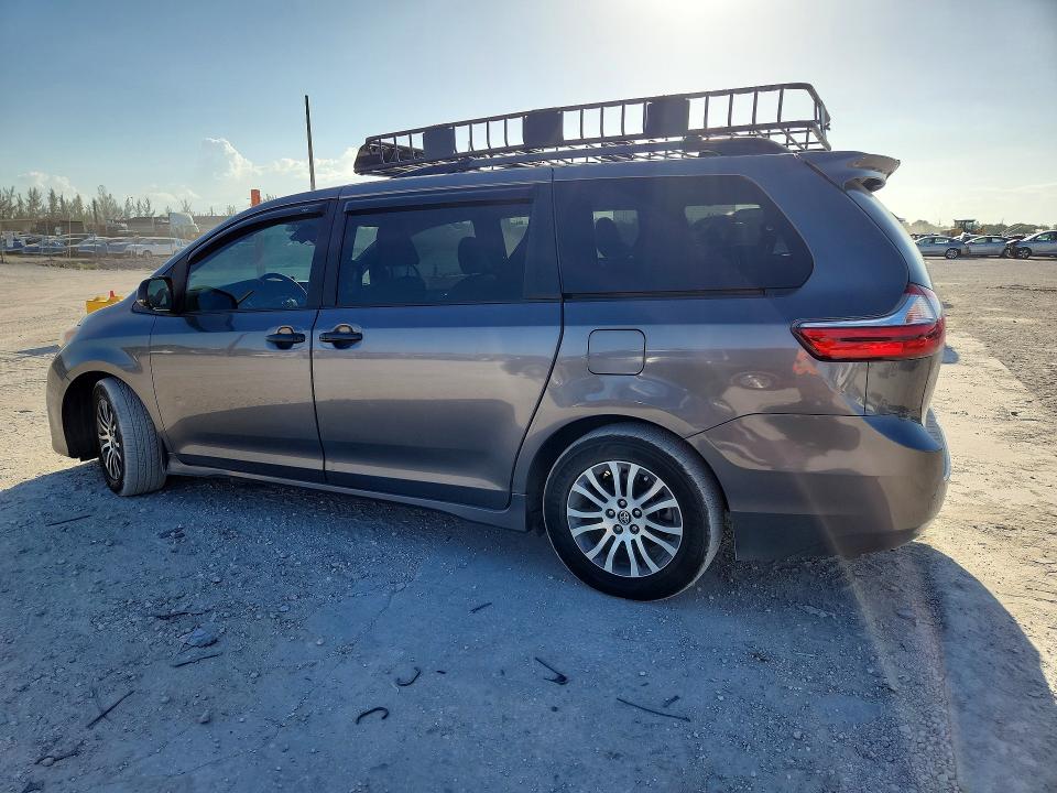 2018 Toyota Sienna VIN 5TDYZ3DC5JS914578 COPART salvage auction — NORMAL WEAR, Ca - Dis/Dlr/Exp Only Clean Title (P), sold $1,300 on 2026-07-28 (photo 2)