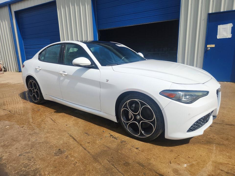 2022 Alfa romeo Giulia VIN ZARFANBN1N7656189 COPART salvage auction — MINOR DENT/SCRATCHES, TX - CERTIFICATE OF TITLE, sold $14,700 on 2026-08-25 (photo 4)