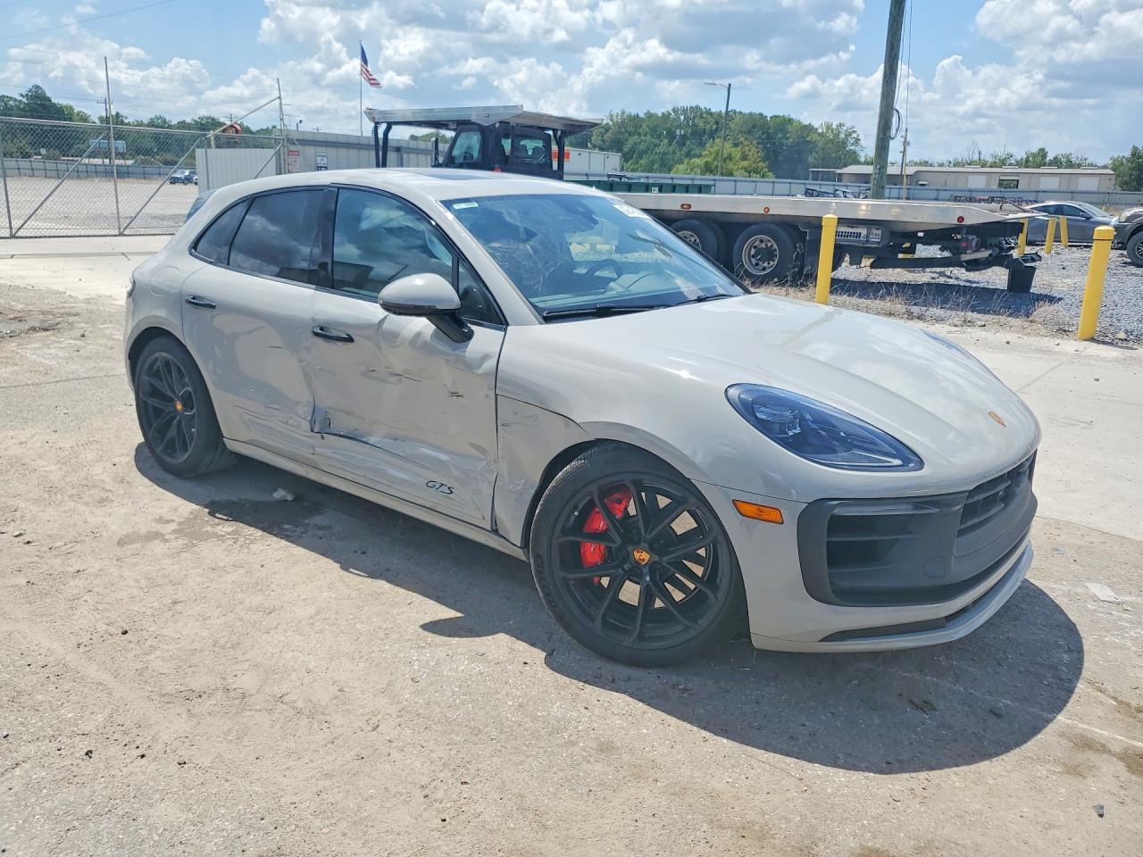 2023 Porsche Macan VIN WP1AF2A5XPLB56949 COPART salvage auction — Side, AL - CERT OF TITLE-SALVAGE TITLE, sold $34,250 on 2026-08-06 (photo 4)