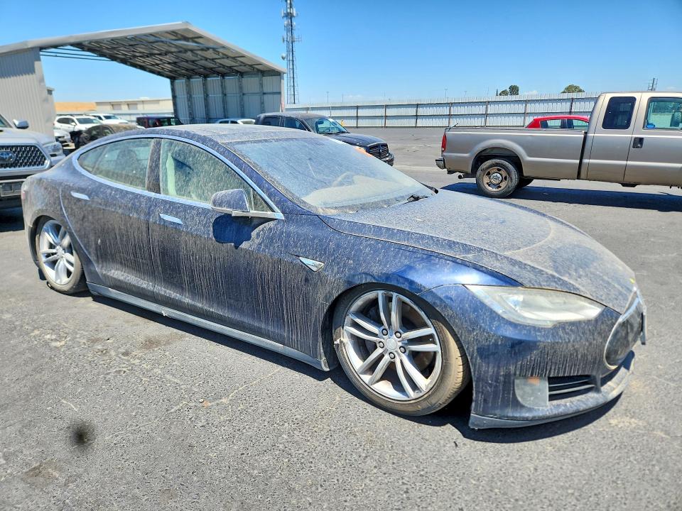 2013 Tesla Model s VIN 5YJSA1CG2DFP04938 COPART salvage auction — MECHANICAL, Ca - Dis/Dlr/Exp Only Clean Title, sold $850 on 2026-07-09 (photo 4)