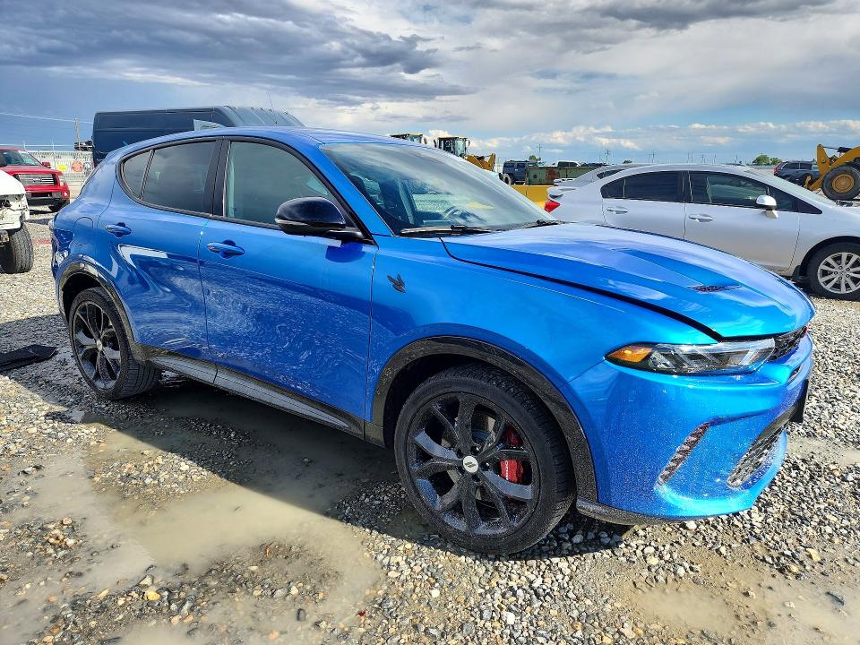2024 Dodge Hornet VIN ZACPDFCW5R3A20670 COPART salvage auction — SIDE, Co - Salvage Title, sold $7,400 on 2026-08-11 (photo 4)