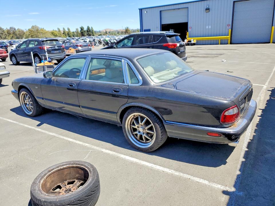 2002 Jaguar Xj series VIN SAJDA15B32MF42532 COPART salvage auction — MINOR DENT/SCRATCHES, Ca - Dis/Dlr/Exp Only Clean Title, sold $475 on 2026-07-31 (photo 2)