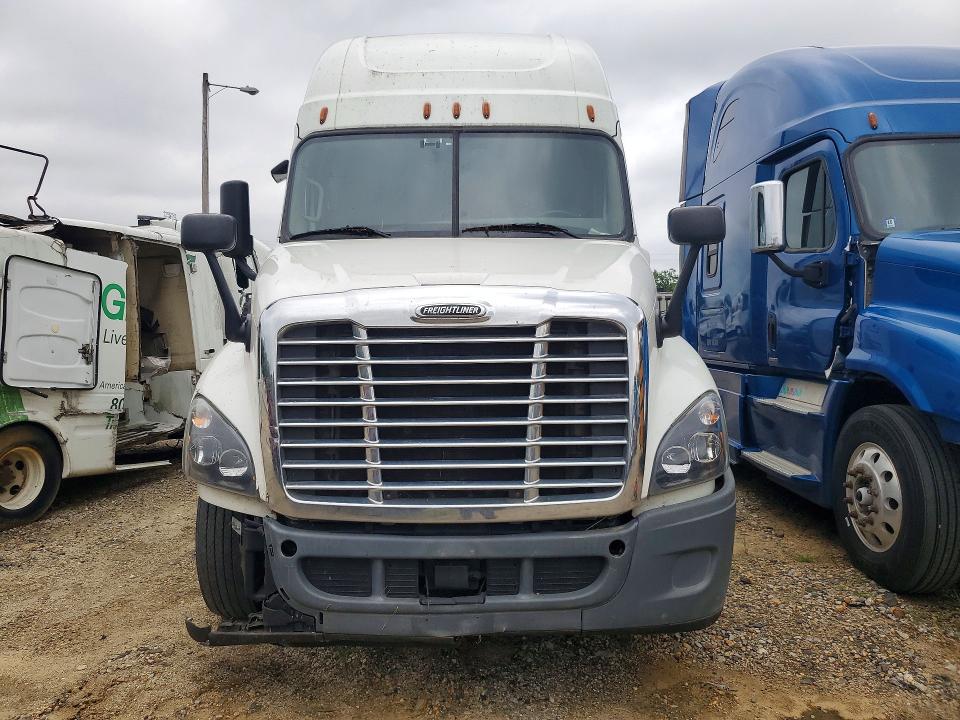 2019 Freightliner Cascadia 125 VIN 1FUJGLDR0KLKD2968 COPART salvage auction — MINOR DENT/SCRATCHES, NJ - CERTIFICATE OF TITLE, sold $11,400 on 2026-09-18 (photo 5)