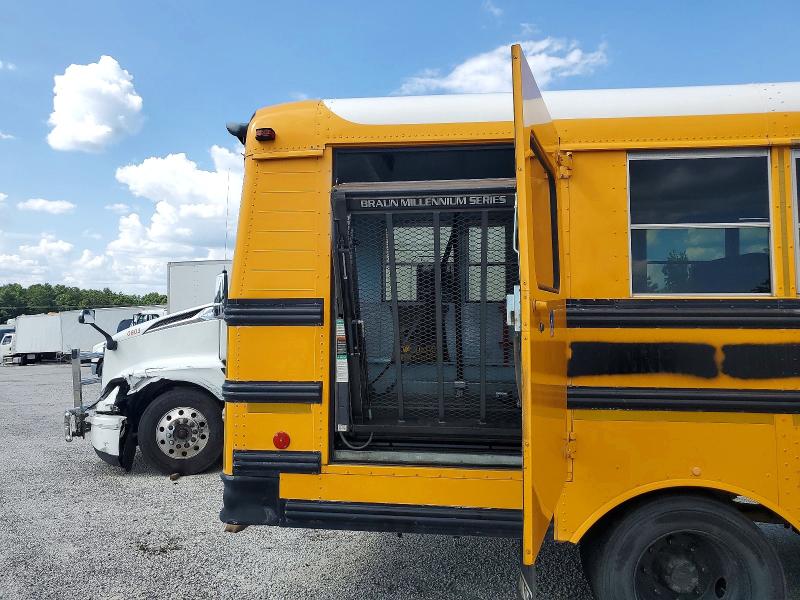 2001 International 3000 3800 VIN 1HVBBABM91H305387 COPART salvage auction — MINOR DENT/SCRATCHES, GA - CERTIFICATE OF TITLE (P), sold $925 on 2026-07-29 (photo 9)