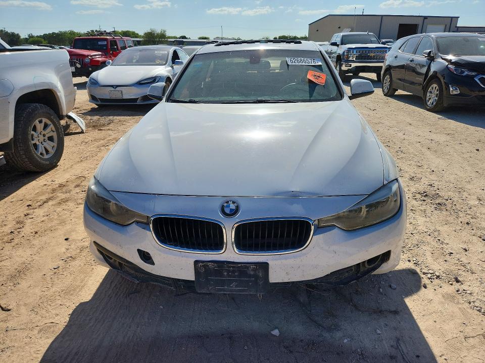 2017 BMW 3er VIN WBA8E1G3XHNU17681 COPART salvage auction — WATER/FLOOD, Tx - Certificate Of Title, sold $500 on 2026-08-20 (photo 5)
