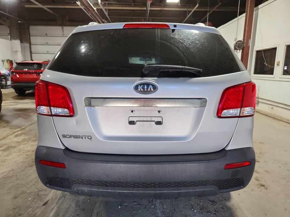 2011 Kia Sorento VIN 5XYKT4A25BG054088 COPART salvage auction — MINOR DENT/SCRATCHES, CA - NON PUBLIC CLEAN TITLE, sold $250 on 2026-07-21 (photo 6)
