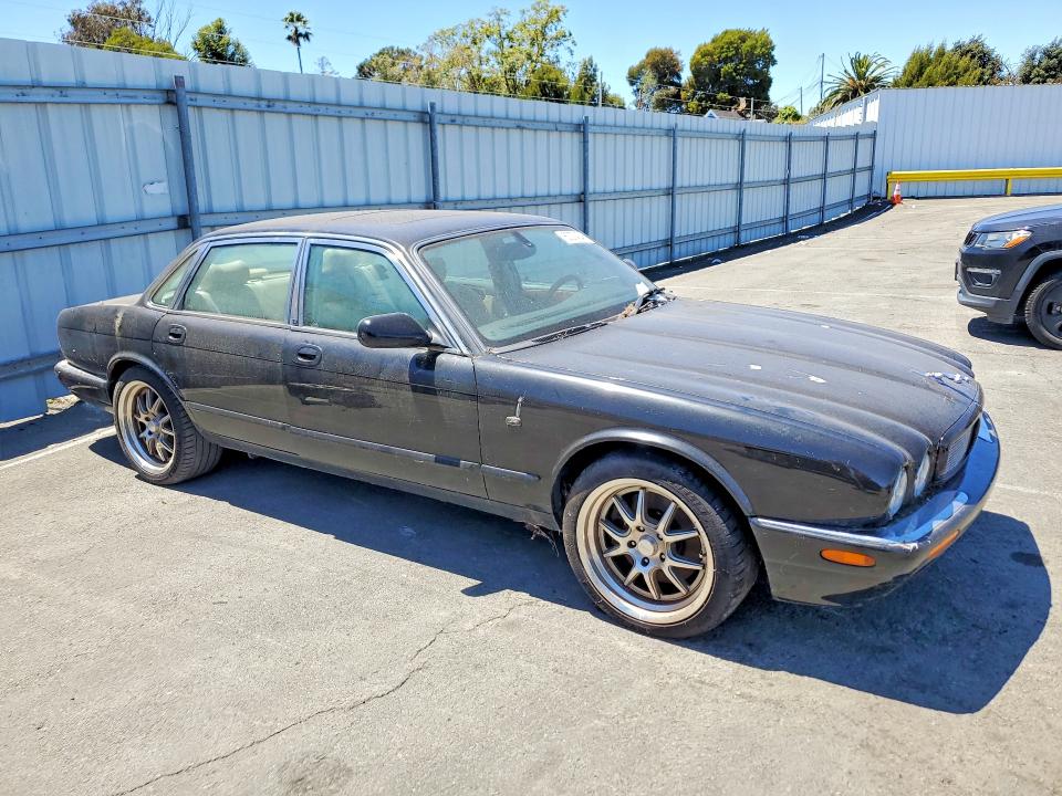 2002 Jaguar Xj series VIN SAJDA15B32MF42532 COPART salvage auction — MINOR DENT/SCRATCHES, Ca - Dis/Dlr/Exp Only Clean Title, sold $475 on 2026-07-31 (photo 4)