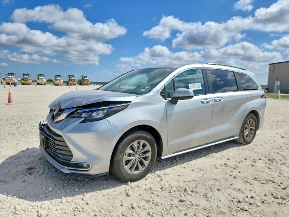 2024 Toyota Sienna VIN 5TDYRKECXRS181593 — COPART salvage auction photo