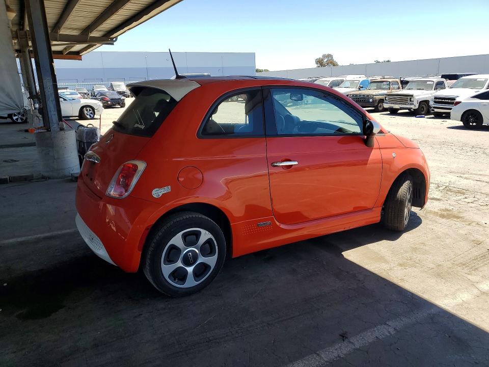 2015 Fiat 500 VIN 3C3CFFGEXFT652916 COPART salvage auction — MINOR DENT/SCRATCHES, Ca - Dis/Dlr/Exp Only Clean Title, sold $700 on 2026-08-04 (photo 3)
