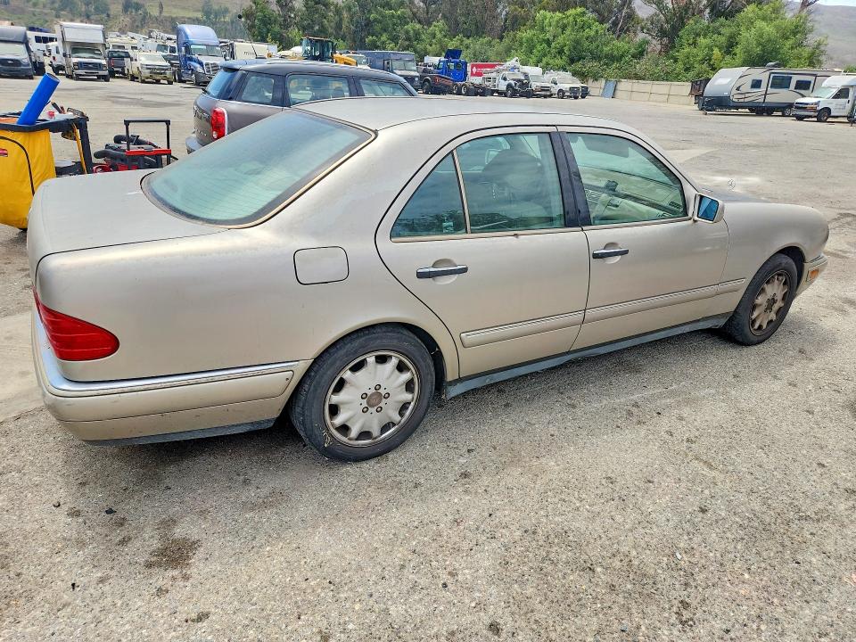 1999 Mercedes-benz E-class VIN WDBJF65H3XA900947 COPART salvage auction — MINOR DENT/SCRATCHES, Ca - Dis/Dlr/Exp Only Clean Title, sold $275 on 2026-07-17 (photo 3)