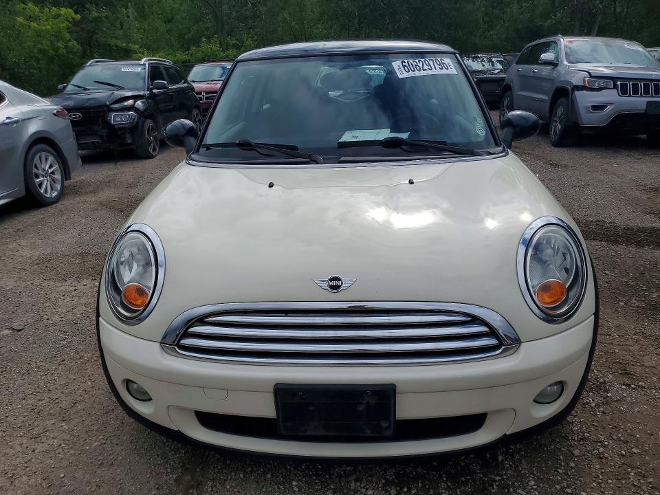 2009 Mini Cooper VIN WMWMF33529TT69735 COPART salvage auction — REAR END, ON - PERMIT NO BRAND - UNFIT, sold $825 on 2026-08-18 (photo 5)