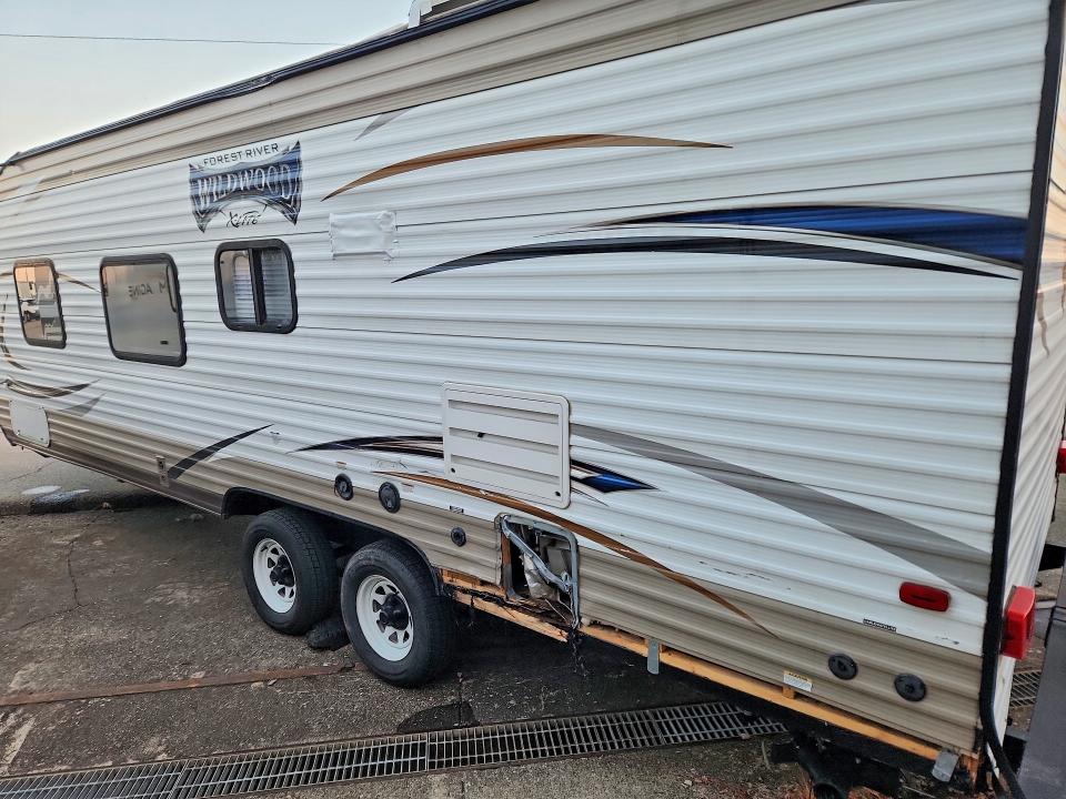 2017 Forest river Uk VIN 4X4TWDZ23H7356866 COPART salvage auction — SIDE, IN - CERT OF TITLE-SALVAGE TITLE, sold $3,200 on 2026-09-18 (photo 2)