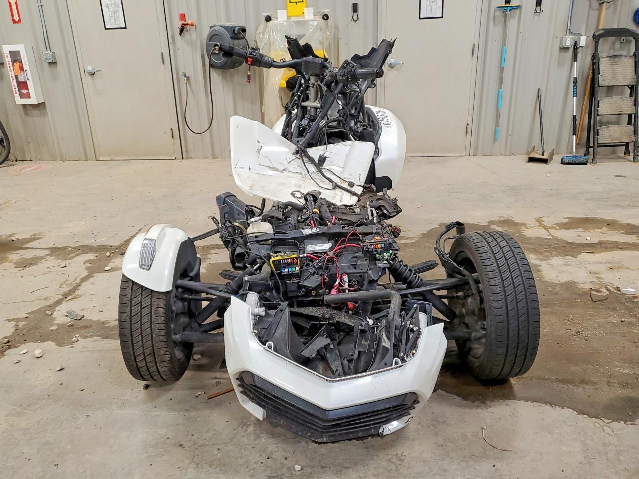 2021 Can-am/ brp Spyder VIN 2BXREDD29MV000397 COPART salvage auction — Front End, SD - CERT OF TITLE-SALVAGE, sold $1,000 on 2026-09-18 (photo 2)