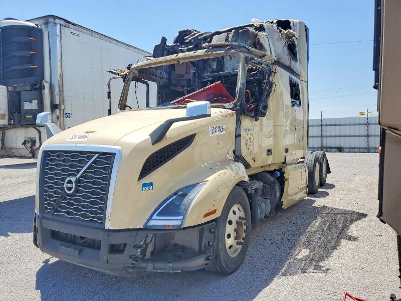 2020 Volvo Vn VIN 4V4NC9EH8LN249447 COPART salvage auction — BURN, TX - NONREPAIRABLE TITLE, sold $450 on 2026-07-24 (photo 2)