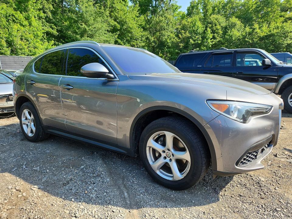 2018 Alfa romeo Stelvio VIN ZASFAKAN3J7B96187 COPART salvage auction — VANDALISM, Az - Cert Of Title - Salvage, sold $5,200 on 2026-07-10 (photo 4)