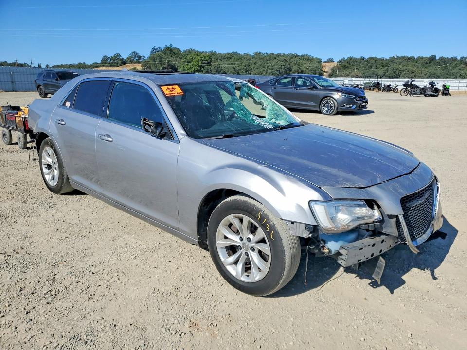 2016 Chrysler 300 VIN 2C3CCAAG8GH211818 COPART salvage auction — ROLLOVER, Ca - Salvage Certificate, sold $450 on 2026-08-28 (photo 4)