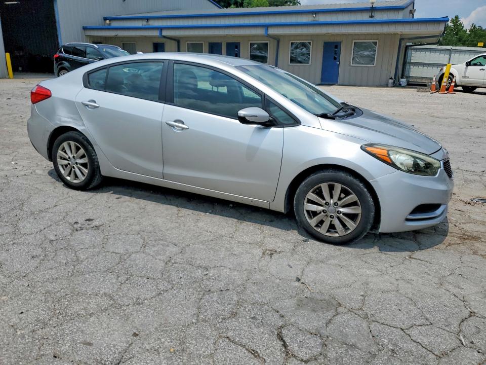 2014 Kia Forte VIN KNAFX4A67E5236457 COPART salvage auction — REAR END, Wv - Salvage Certificate, sold $375 on 2026-07-30 (photo 4)
