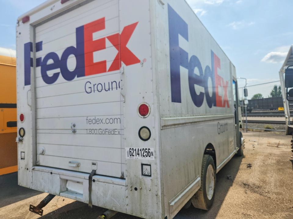 2000 Frht - freightliner VIN 4UZA4FA44YCG41934 COPART salvage auction — MECHANICAL, OH - CERTIFICATE OF TITLE, sold $100 on 2026-09-04 (photo 3)