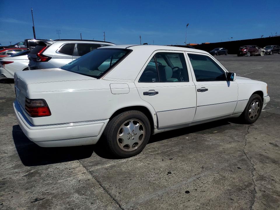 1995 Mercedes-benz E-class VIN WDBEA32EXSC271970 COPART salvage auction — SIDE, CA - DLR/DIS/EXP ONLY SALVAGE TITLE, sold $3,300 on 2026-07-31 (photo 3)