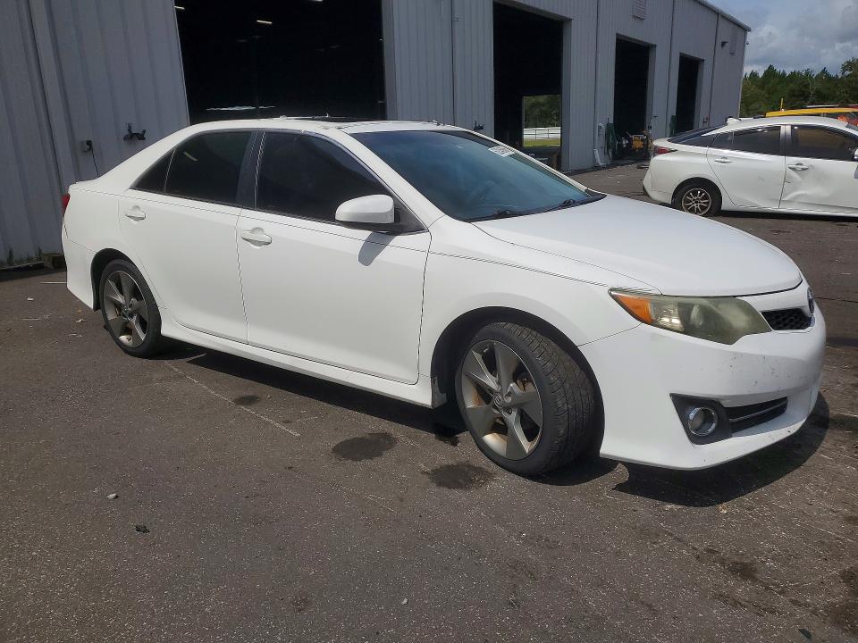 2014 Toyota Camry VIN 4T1BF1FK6EU740508 COPART salvage auction — VANDALISM, Fl - Cert Of Title Slvg Rebuildable, sold $3,200 on 2026-07-27 (photo 4)