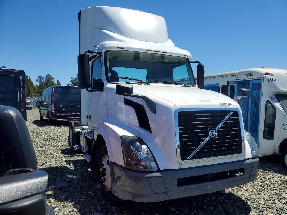 2018 Volvo VIN 4V4N39TG8JN892467 COPART salvage auction — MINOR DENT/SCRATCHES, In - Dis/Dlr/Exp Only Clean Title, sold $8,100 on 2026-08-11 (photo 4)