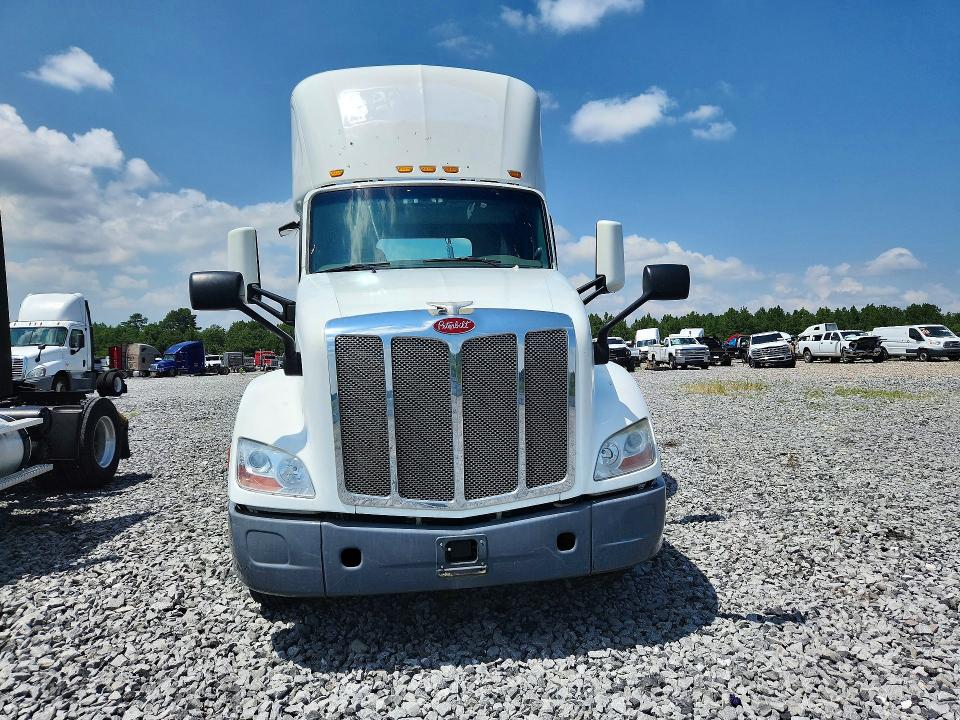 2015 Peterbilt 579 VIN 1XPBA48X3FD299398 COPART salvage auction — NORMAL WEAR, IN - CERTIFICATE OF TITLE, sold $7,200 on 2026-09-22 (photo 5)