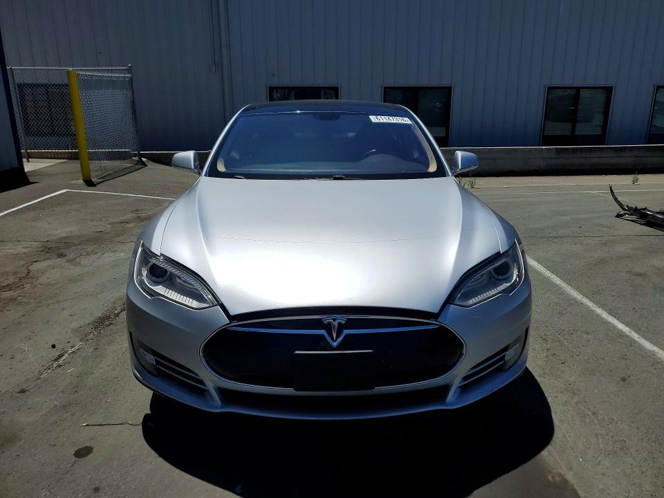 2013 Tesla Model s VIN 5YJSA1CN3DFP13548 COPART salvage auction — MINOR DENT/SCRATCHES, Ca - Dis/Dlr/Exp Only Clean Title, sold $3,500 on 2026-08-01 (photo 5)