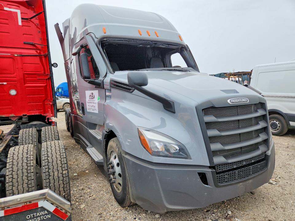 2026 Freightliner Cascadia 126 VIN 3AKJHHDR2TSWS0272 COPART salvage auction — ROLLOVER, IL - SALVAGE CERTIFICATE, sold $45,500 on 2026-09-17 (photo 4)