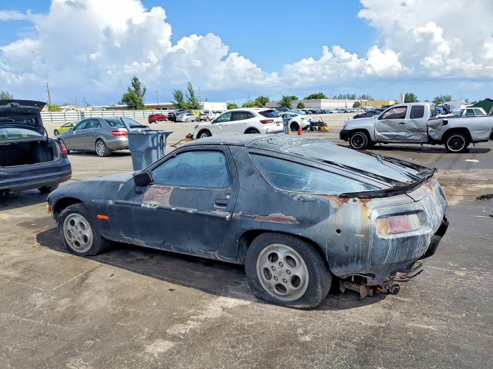1983 Porsche 928 VIN WP0ZZZ92ZDS840133 COPART salvage auction — WATER/FLOOD, FL - CERT OF TITLE SLVG REBUILDABLE, sold $375 on 2026-08-12 (photo 2)