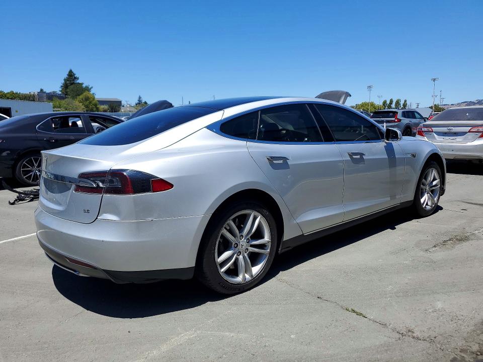 2013 Tesla Model s VIN 5YJSA1CN3DFP13548 COPART salvage auction — MINOR DENT/SCRATCHES, Ca - Dis/Dlr/Exp Only Clean Title, sold $3,500 on 2026-08-01 (photo 3)